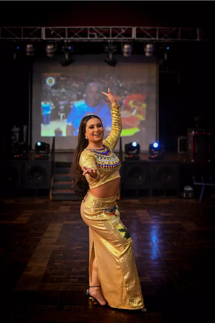 Maria Caetana reina absoluta como Rainha da Bateria da Ilha do Marduque no lançamento do enredo para o Carnaval 2026
